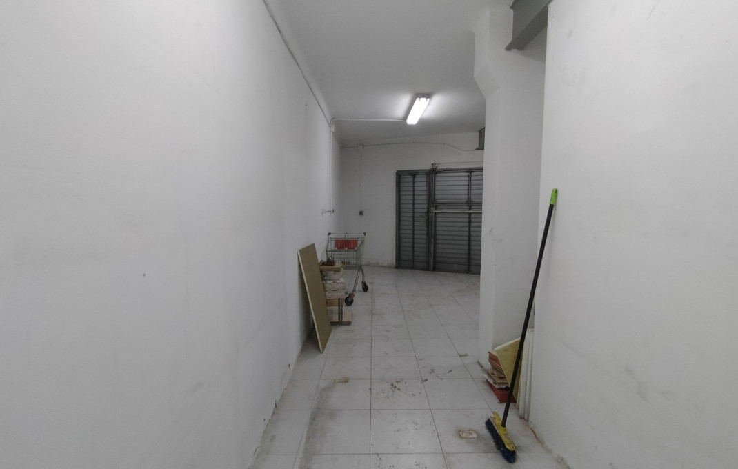 Revente - Local comercial -
Barcelona - Guinardo