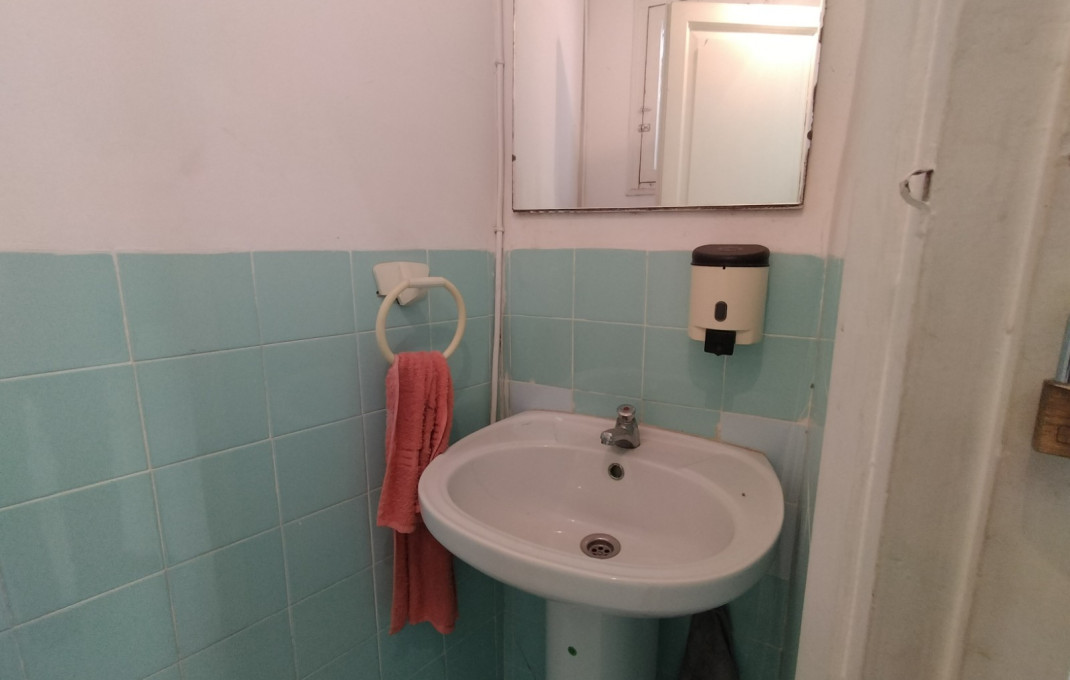 Revente - Local comercial -
Barcelona - Guinardo