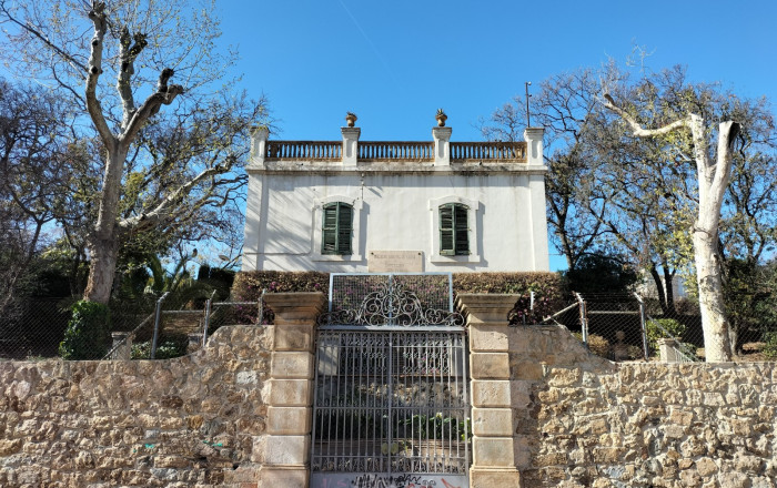 Revente - Local comercial -
Barcelona - Guinardo