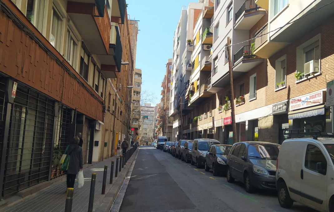 Alquiler - Local comercial -
Barcelona - Guinardo