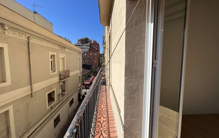 Venta en rentabilidad - Piso -
Barcelona - Gràcia