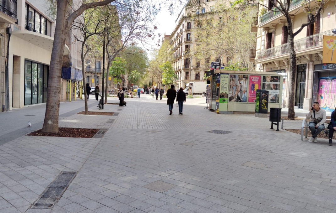 Venta - Local comercial -
Barcelona - Eixample Derecho