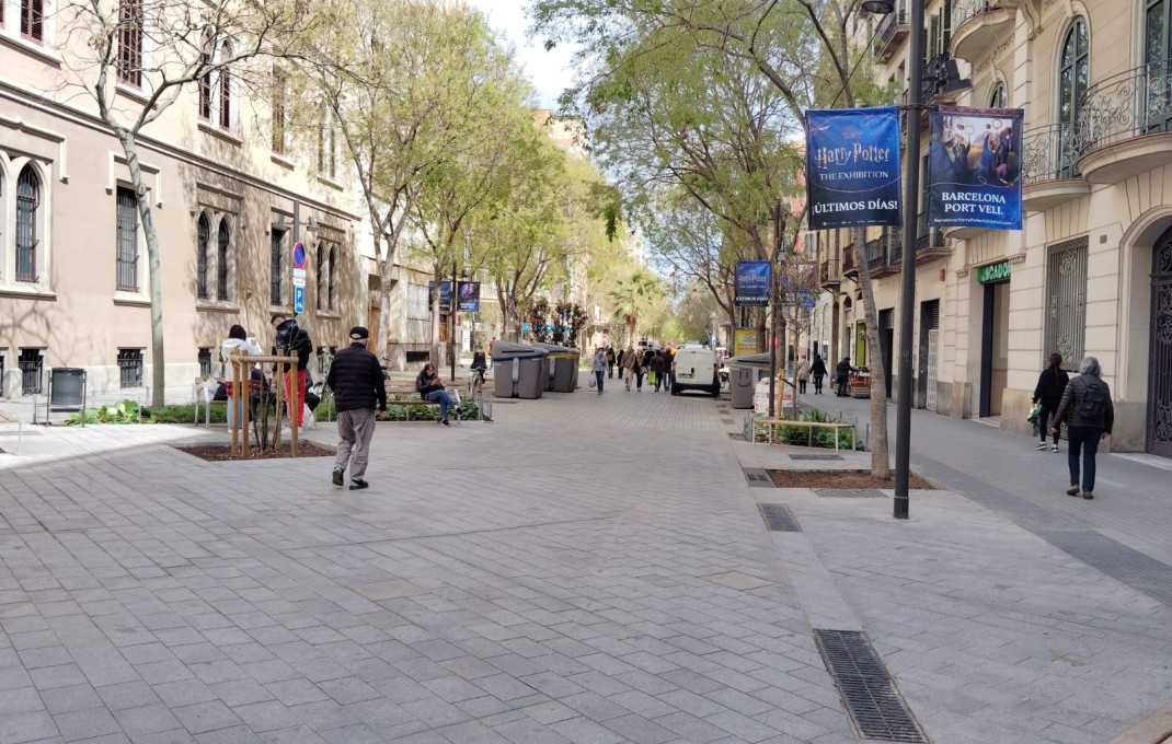 Revente - Local comercial -
Barcelona - Eixample Derecho