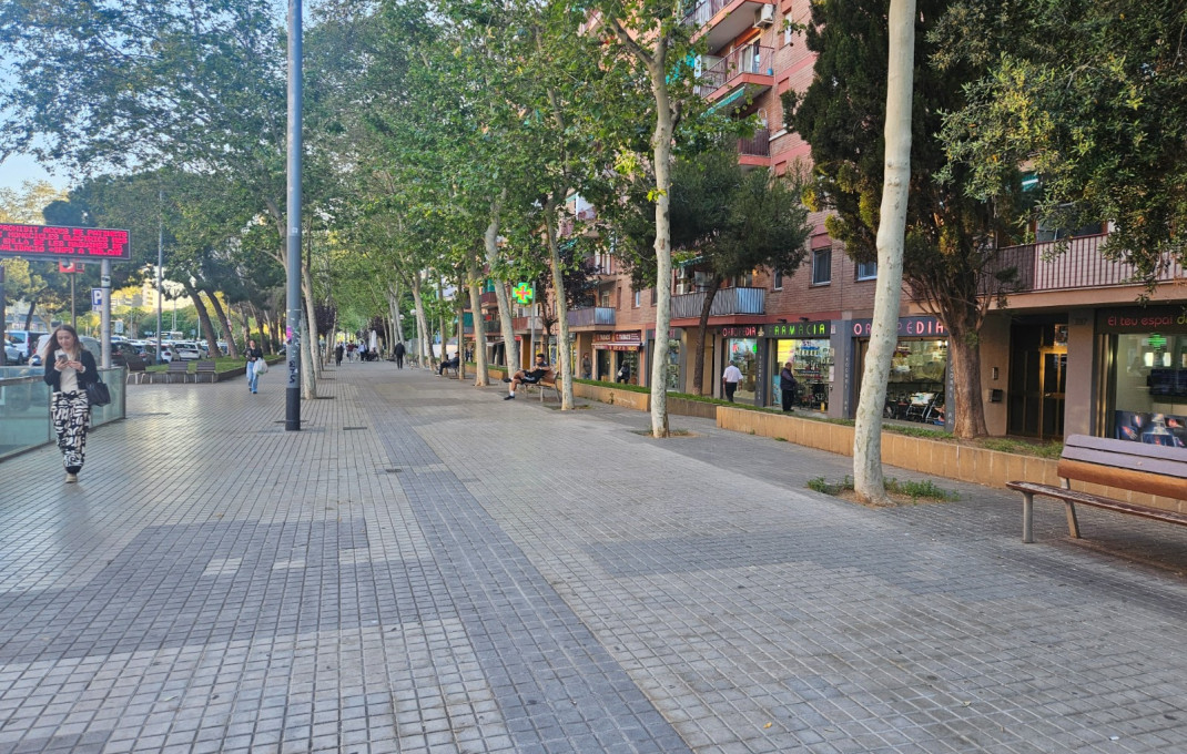 Revente - Local comercial -
Barcelona - Poblenou