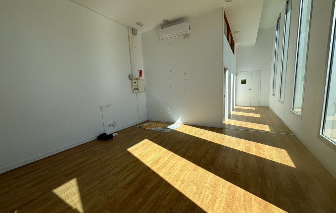 Rental - Local comercial -
Barcelona - Santa Coloma De Gramanet