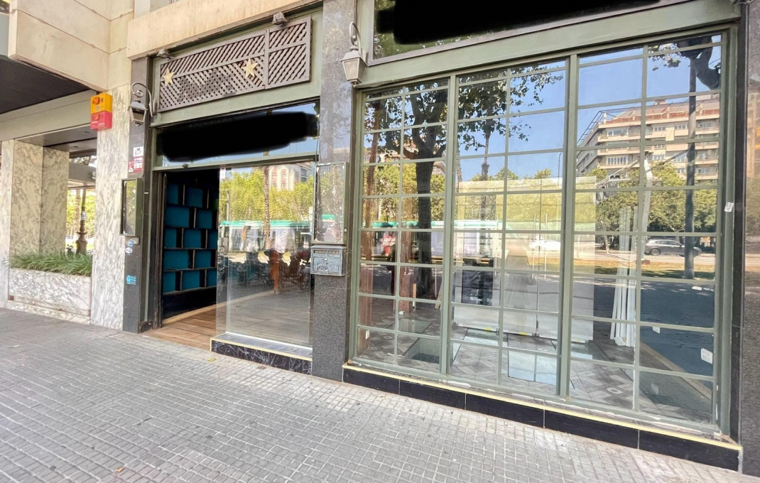 Location longue durée - Local comercial -
Barcelona - Les corts