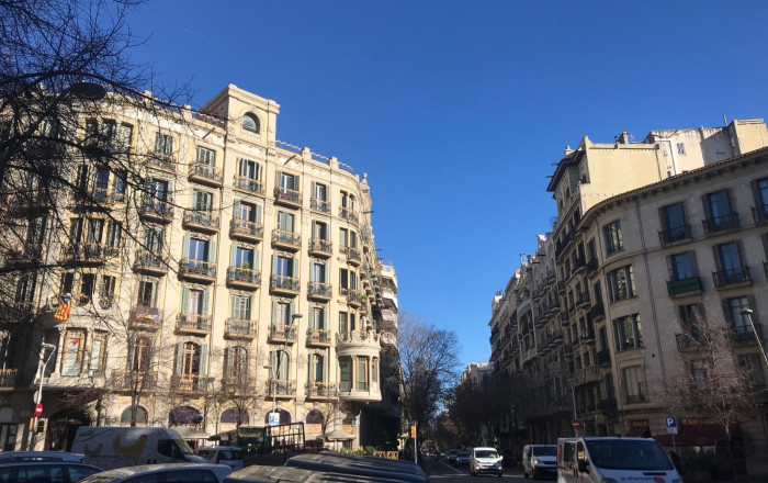 Revente - Local comercial -
Barcelona - Eixample Derecho