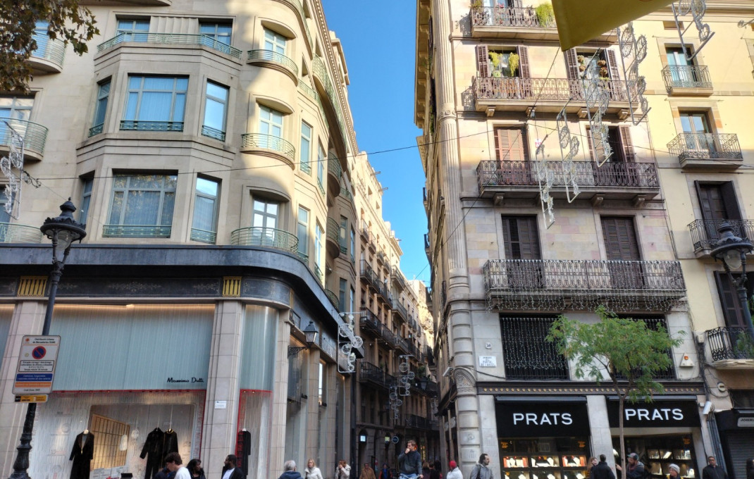 Revente - Local comercial -
Barcelona - Ciutat Vella, Raval